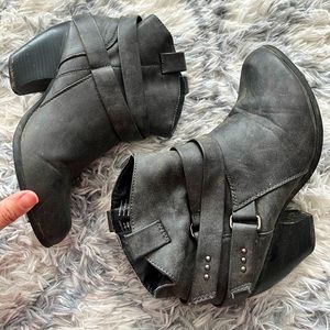 Gray ankle boots, size 10, with wedge heel and buckle design